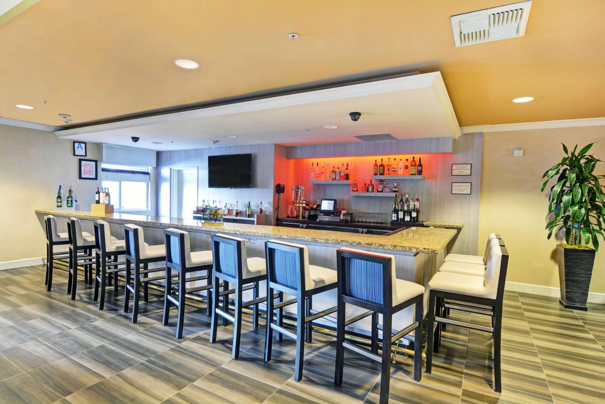 Embassy Suites Valencia Extérieur photo