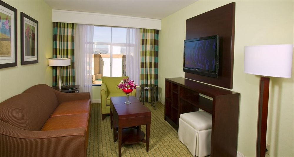 Embassy Suites Valencia Extérieur photo